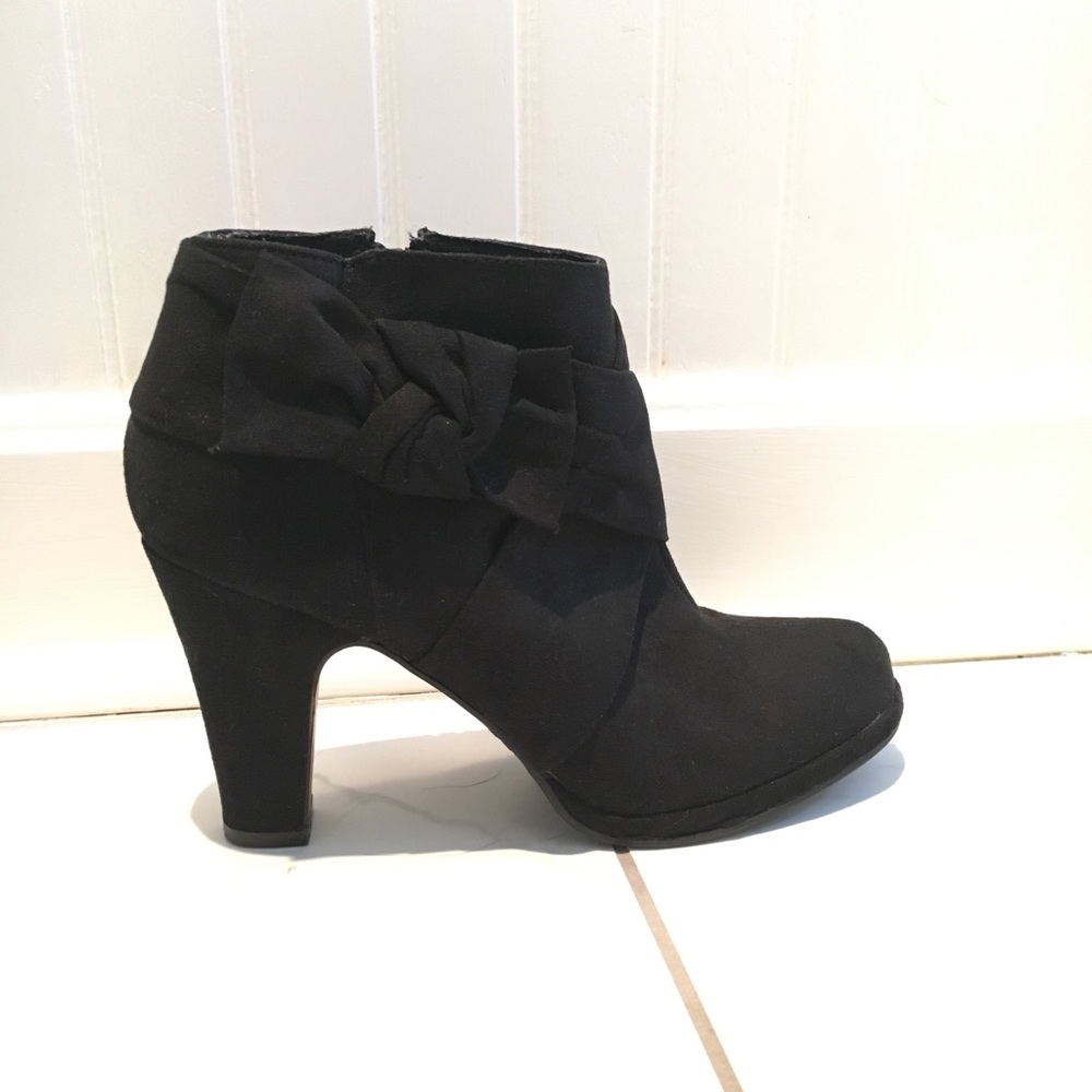 Black booties with heel